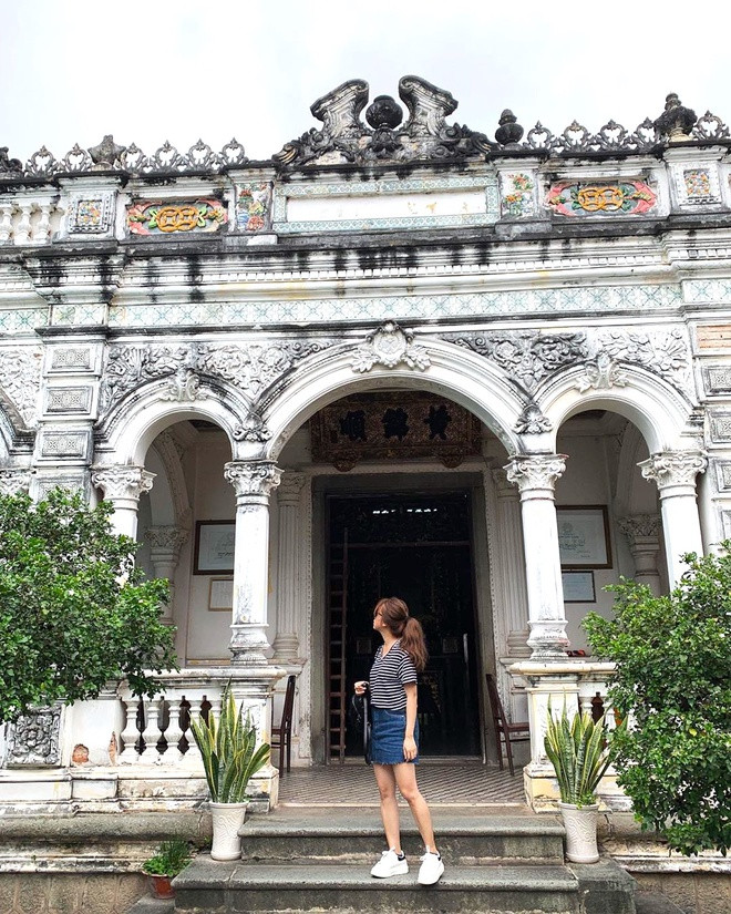 Theo Cổng TTĐT Đồng Tháp, di tích quốc gia nhà cổ Huỳnh Thủy Lê ở Sa Đéc được xây dựng năm 1895, trùng tu lớn vào năm 1917, có lối kiến trúc Đông - Tây kết hợp. Nơi đây còn được nhiều người biết đến với mối tình giữa ông Huỳnh Thủy Lê và nữ văn sĩ Pháp Marguerite Duras, tác giả tiểu thuyết "Người tình" (L'Amant) nổi tiếng.