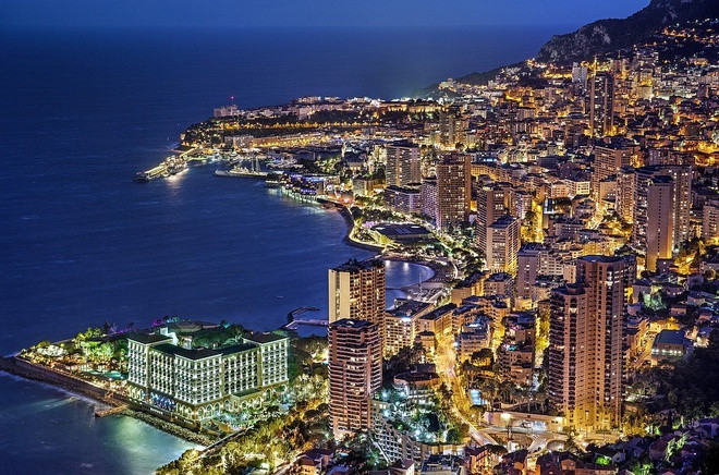  Monaco được biết đến với biệt danh “thiên đường của thuế”. Công dân có quốc tịch Monaco hầu như không phải đóng thuế thu nhập cá nhân. Thuế này ở các nước châu Âu thường rất cao, nhiều triệu phú, tỷ phú trên thế giới tới định cư ở Monaco để không phải đóng thuế. Đây chính là nguyên nhân dẫn tới mức thu nhập trung bình trên danh nghĩa của công dân nước này được đẩy lên rất cao so với các nước khác. 