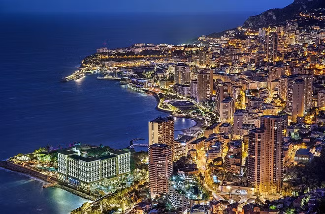  Monaco được biết đến với biệt danh “thiên đường của thuế”. Công dân có quốc tịch Monaco hầu như không phải đóng thuế thu nhập cá nhân. Thuế này ở các nước châu Âu thường rất cao, nhiều triệu phú, tỷ phú trên thế giới tới định cư ở Monaco để không phải đóng thuế. Đây chính là nguyên nhân dẫn tới mức thu nhập trung bình trên danh nghĩa của công dân nước này được đẩy lên rất cao so với các nước khác. 
