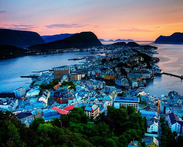  Theo World Atlas, Na Uy, Ireland, Luxembourg là 3 nước có mức thu nhập bình quân đầu người trong top 10 nước có mức thu nhập bình quân đầu người cao nhất thế giới năm 2019. 