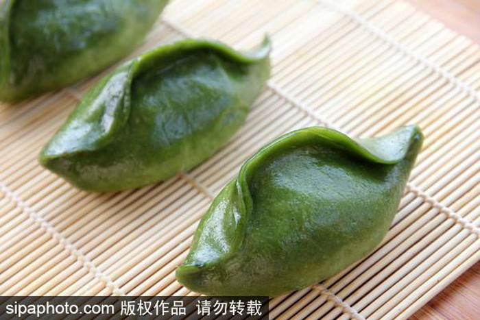 Ăn bánh bao, loại thực phẩm truyền thống của người Hoa. Nguyên do là khi bước vào những ngày nắng nóng đỉnh điểm thì mọi người thường có xu hướng mất cảm giác ngon miệng và bánh bao chính là lựa chọn để thay đổi khẩu vị và làm mới cảm xúc đối với thực phẩm.