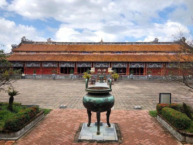 Thế Tổ miếu, thường gọi Thế miếu là miếu thờ chung các vị vua Nguyễn, tọa lạc góc tây nam Hoàng thành. Thế miếu hiện là khu vực thờ tự bề thế nhất, nguyên vẹn nhất của triều Nguyễn. Xưa, nơi đây vốn là miếu thờ thân sinh vua Gia Long. Sau khi di dời miếu này, năm 1821-1822, Thế Tổ miếu được xây dựng để thờ vua Gia Long, rồi trở thành nơi thờ các vị vua Nguyễn.