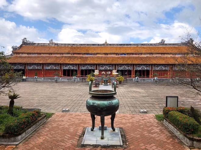 Thế Tổ miếu, thường gọi Thế miếu là miếu thờ chung các vị vua Nguyễn, tọa lạc góc tây nam Hoàng thành. Thế miếu hiện là khu vực thờ tự bề thế nhất, nguyên vẹn nhất của triều Nguyễn. Xưa, nơi đây vốn là miếu thờ thân sinh vua Gia Long. Sau khi di dời miếu này, năm 1821-1822, Thế Tổ miếu được xây dựng để thờ vua Gia Long, rồi trở thành nơi thờ các vị vua Nguyễn.