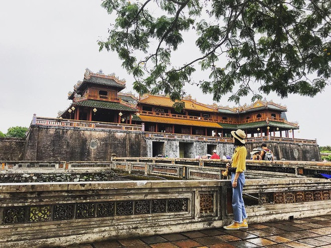 Ngọ Môn là cổng chính phía nam, cũng là cổng lớn nhất trong 4 cổng Hoàng thành, xây dựng năm 1833. Kiến trúc Ngọ Môn gồm 2 phần chính là đài - cổng và lầu Ngũ Phụng. Đài - cổng bình diện hình chữ U vuông góc, lối chính giữa chỉ dành cho vua đi. Lầu Ngũ Phụng đặt phía trên đài - cổng, bờ nóc có nhiều hình chim phụng, lợp ngói ống màu vàng, xanh.