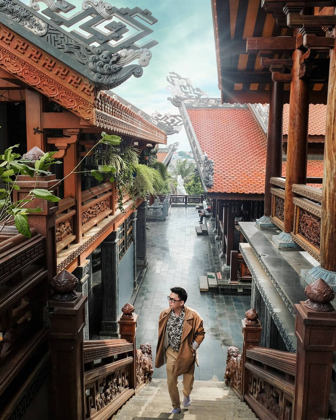 Khải Đoan là ngôi chùa Sắc tứ (vua ban sắc) cuối cùng của nhà Nguyễn, hiện tọa lạc ở đường Phan Bội Châu, TP Buôn Ma Thuột, thu hút đông đảo du khách thập phương thăm viếng khi đến đây. Chùa có nét kiến trúc đặc sắc, kết hợp cả phong cách Huế lẫn dáng dấp nhà dài Tây Nguyên. Tên chùa Khải Đoan được ghép từ niên hiệu vua Khải Định và Đoan Huy Hoàng thái hậu, tức thân mẫu vua Bảo Đại.