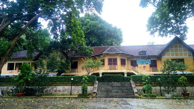 Nhà số 4 Nguyễn Du, hay còn gọi là Biệt điện Bảo Đại được công nhận di tích lịch sử quốc gia năm 1999. Công trình có lối kiến trúc độc đáo, kết hợp nhiều nét đặc trưng trong văn hóa cư trú của các dân tộc ở Tây Nguyên. Nơi đây từng gắn với những sự kiện lịch sử, văn hóa quan trọng của Đắk Lắk suốt từ thời Pháp đến sau năm 1975. Biệt điện Bảo Đại hiện là điểm tham quan thú vị dành cho du khách khi đến Buôn Ma Thuột.