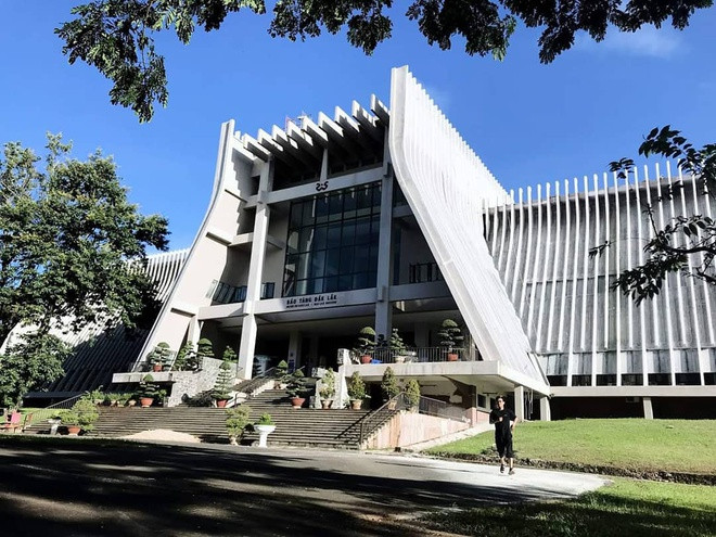 Theo thông tin giới thiệu từ Bảo tàng Đắk Lắk, đây là bảo tàng đầu tiên ở Việt Nam sử dụng 4 ngôn ngữ trong trưng bày. Ngoài tiếng Việt, tiếng Pháp và tiếng Anh, bảo tàng còn đặc biệt thuyết minh, chú thích bằng tiếng Ê Đê, ngôn ngữ của cư dân tại chỗ đông nhất trên địa bàn tỉnh Đắk Lắk. Đến Buôn Ma Thuột, du khách không thể bỏ qua điểm check-in hấp dẫn này.