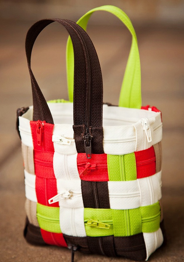  Túi khóa kéo zipper: Một kiểu túi xách DIY bạn có thể tự làm từ nhiều mẫu dây khóa kéo màu sắc. Hãy chọn dây khóa kéo có gam màu tươi sáng, hài hòa khi kết hợp cùng nhau nhằm tạo nên chiếc túi chỉ riêng bạn có. 