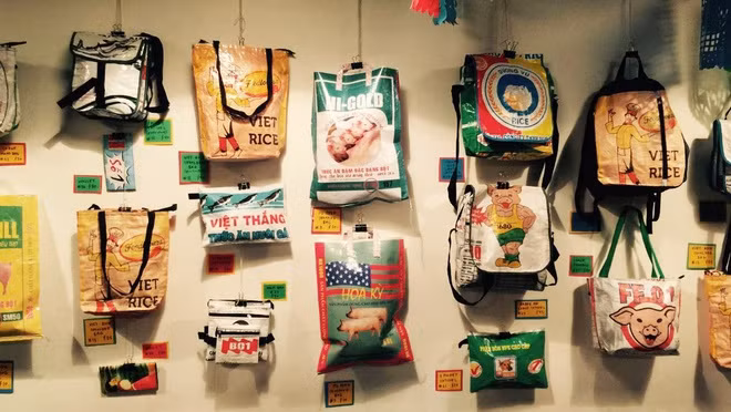  Túi bao cám heo: Chủ quán cà phê Deluxe ở Kent Tce (New Zealand) - Matt Wilson - đến Việt Nam lần đầu tiên vào năm 2010. Lúc đó, ông rất ấn tượng với những chiếc túi được tái chế từ bao thức ăn gia súc. Wilson đã mua một số chiếc về trưng bày tại quán cà phê của mình, đồng thời bán lấy tiền, quyên góp giúp đỡ người nghèo. 