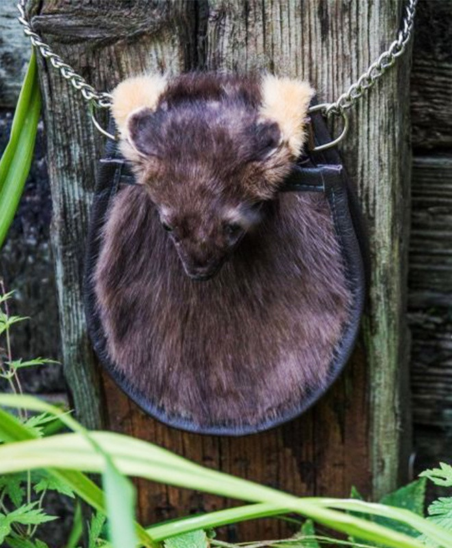  Túi xác động vật: Emma Willats - một người phụ nữ ăn chay sống tại Aberdeenshire, Scotland) sở hữu bộ sưu tập túi xách làm từ xác động vật còn nguyên đầu. Sản phẩm của cô sử dụng "chất liệu" là những con cáo, lửng, thỏ rừng chết tự nhiên hoặc bị xe cán. 
