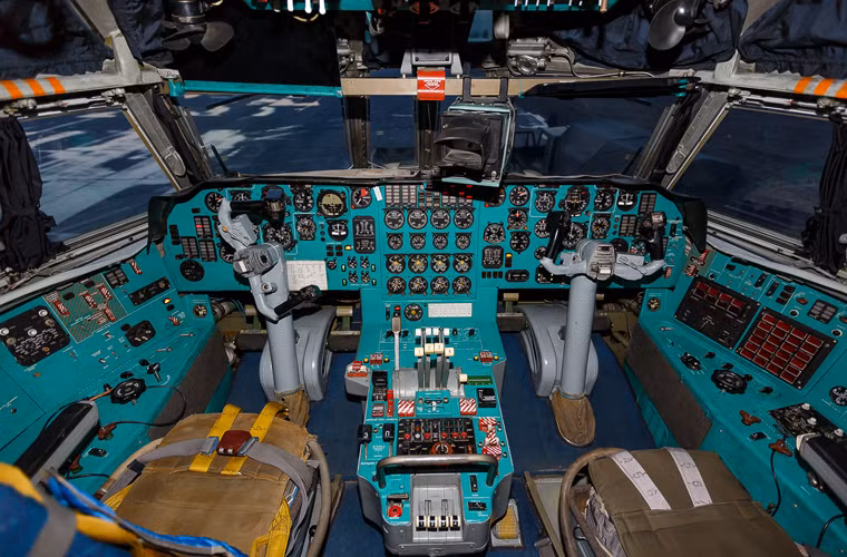 Để vận hành A-50 cần tới phi hành đoàn đông đến 15 người (ảnh buồng lái “radar bay” A-50).