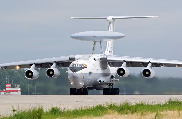 Máy bay A-50 được trang bị 4 động cơ tuốc bin phản lực cánh quạt đẩy D-30KP cung cấp tốc độ bay đến 900km/h, tầm bay cực đại 6.400km.