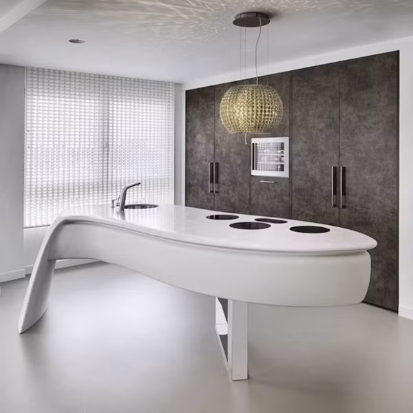 Bàn bếp, bồn rửa trên cùng một mặt phẳng vô cùng hiện đại.