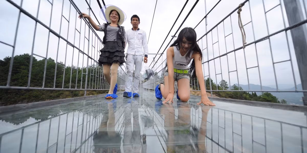Đây là cây cầu đáy kính cao và dài nhất thế giới, nằm ở công viên quốc gia Trương Gia Giới, Hồ Nam, Trung Quốc.