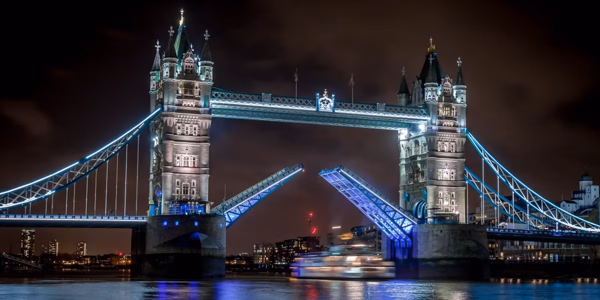 Cầu Tháp London được ví như một lâu đài nổi trên sống Thames.