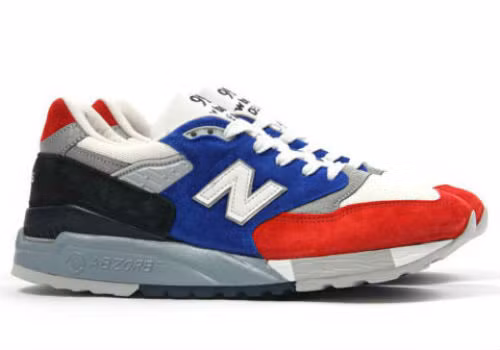 Bạn thật sự nổi bật với đôi giày sneaker nhiều màu.