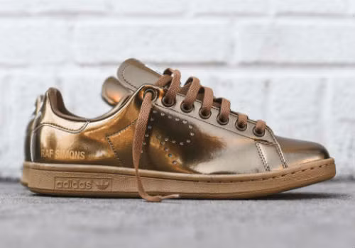 Màu đồng lạ lẫm.