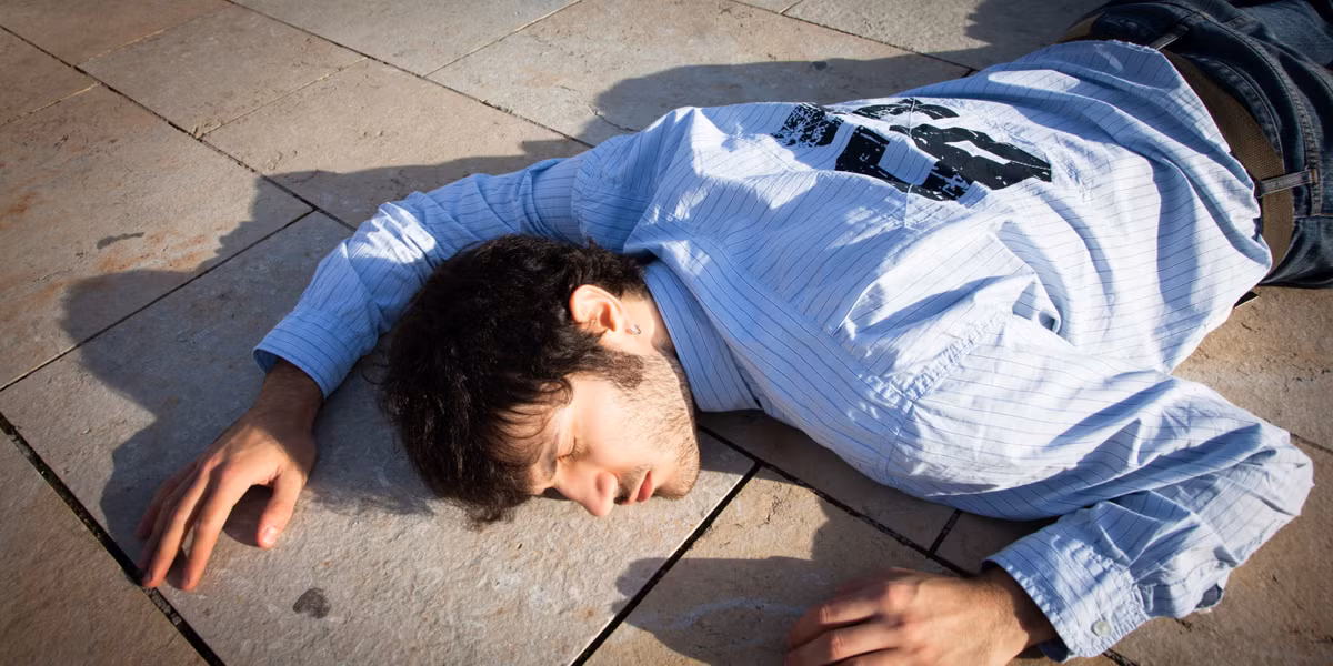 Họ ngủ liên tiếp mấy ngày liền, thậm chí ngủ ngay trong lúc đi xe đạp, đi bộ một cách vô thức.