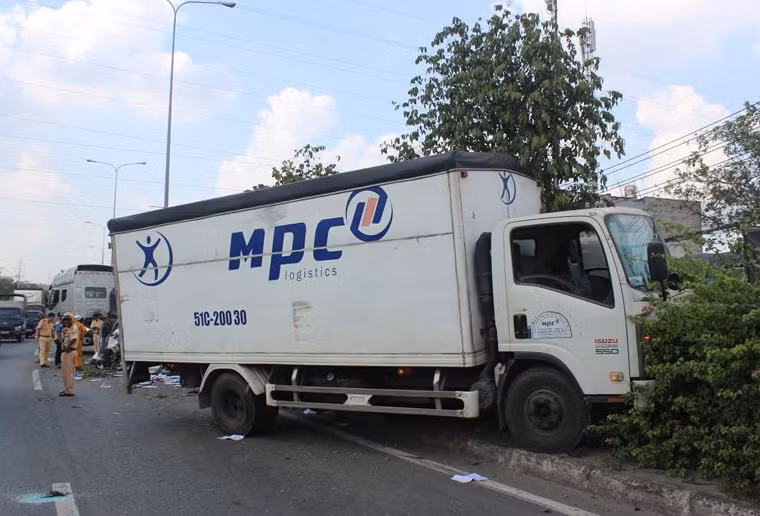 Đúng lúc xe tải thùng BKS 51C-200.30 đang từ hướng ngược lại lao đến tài xế bất ngờ không xử lý kịp đã đâm vào xe đầu kéo rồi mất lái lao cắm đầu vào dải phân cách.