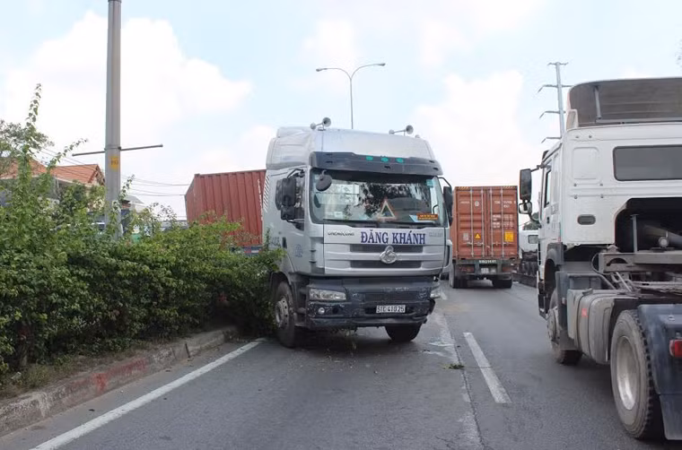Trước đó giữa trưa cùng ngày, chiếc xe đầu kéo container chở đầy hàng do Tạ Văn Thịnh (32 tuổi, quê tỉnh Thái Bình) điều khiển lưu thông trên QL1 hướng từ cầu vượt Thủ Đức về KCX Linh Trung. Khi vừa qua cổng đại học Nông Lâm (phường Linh Trung, quận Thủ Đức) vài trăm mét đã đâm vào ôtô du lịch biển số tỉnh Đồng Nai do anh Nguyễn Thanh Dũng (35 tuổi, quê tỉnh Bình Thuận) cầm lái chở con gái là bé Yến Ngọc (7 tuổi).