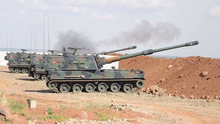 Hàng chục người bị thương vẫn bị mắc kẹt bên trong Ras Al Ayn, các tổ chức nhân đạo đang cố gắng sơ tán họ, tuy nhiên cuộc tấn công của Thổ Nhĩ Kỳ đang chặn đường đến thị trấn.