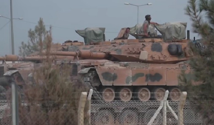 "Mặc dù có thỏa thuận ngăn chặn các cuộc tấn công, không quân và pháo binh Thổ Nhĩ Kỳ vẫn tiếp tục bắn phá Ras Al Ayn, Ankara đang vi phạm lệnh ngừng bắn bằng cách tiếp tục tấn công thị trấn kể từ đêm qua", ông Mustafa Bali viết trên trang Twitter của mình.