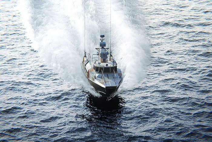 Ngoài ra, tàu có "nghĩa vụ" bảo vệ an toàn cho thủy thủ đoàn, và nếu cần thiết, tàu Raptor có thể yểm trợ hỏa lực cho nhóm lính đổ bộ.