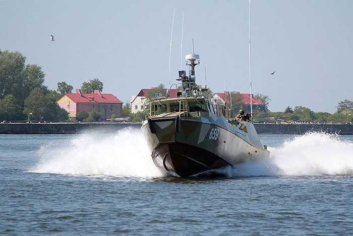 Hải quân Syria hiện cũng có một số tàu cao tốc nhỏ tuần tra ven bờ, nhưng phần lớn là thế hệ cũ, khả năng tác chiến kém hiện đại.