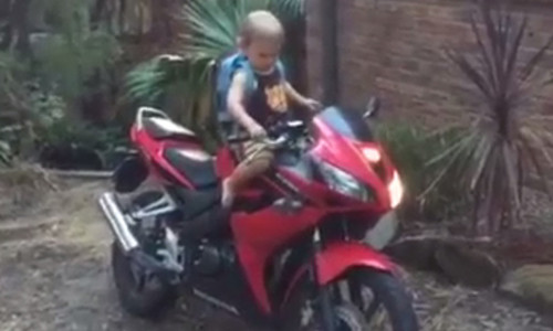 Be trai tu lay chia khoa no mo to phan khoi lon