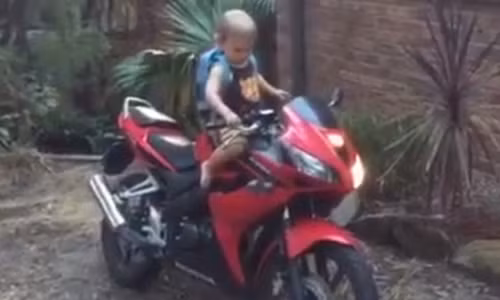 Be trai tu lay chia khoa no mo to phan khoi lon