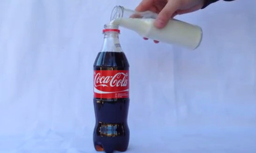 Hien tuong ky la khi cho sua tuoi vao chai Cocacola
