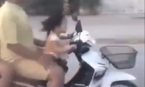 Bo de con gai nho khong nhin duong, cam lai xe may