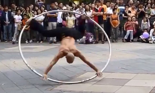 Man nhan xem nguoi dan ong nhao lon dieu luyen