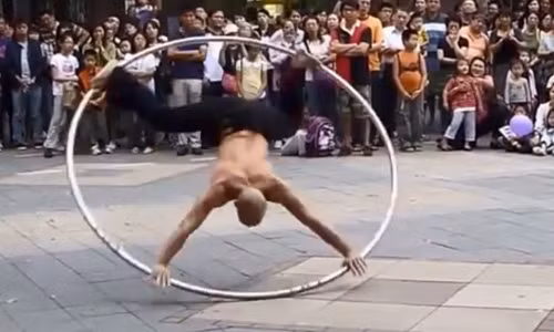 Man nhan xem nguoi dan ong nhao lon dieu luyen