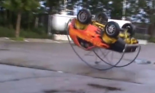 Ky la o to chay lon nhao nhu qua bong