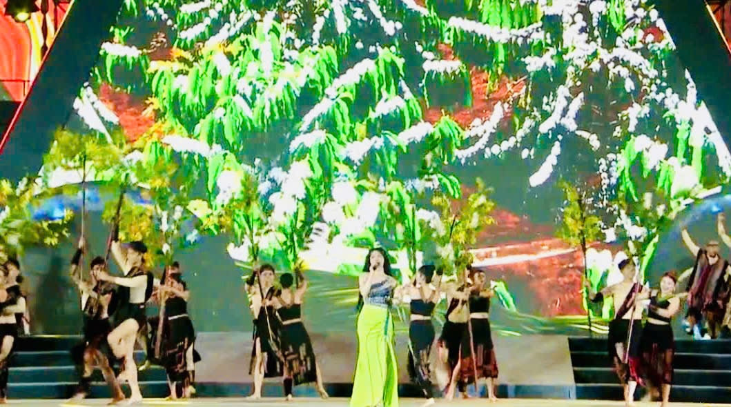 Hàng nghìn người dự lễ kỷ niệm 120 năm thành lập tỉnh Đắk Lắk - Hình 4 Hang nghin nguoi du le ky niem 120 nam thanh lap tinh Dak Lak-Hinh-4