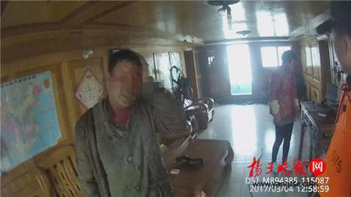 Vo hoi “em xinh khong”, chong im lang nen bi danh “khong truot phat nao“-Hinh-4