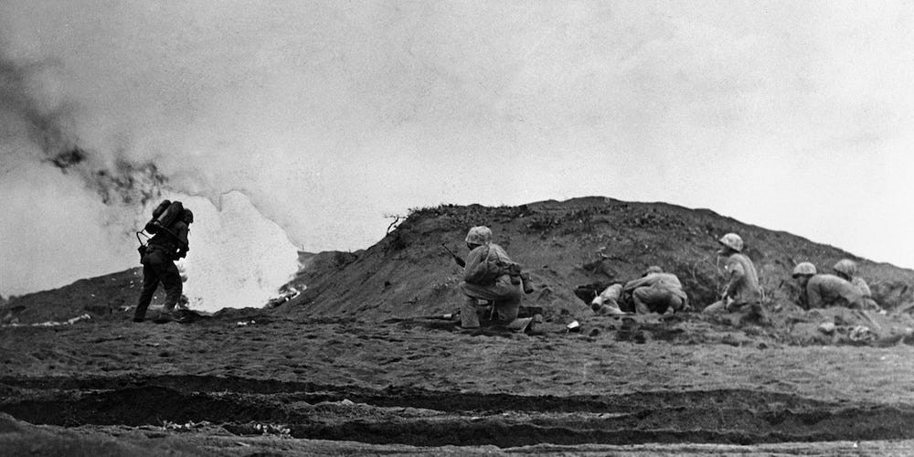 Vào ngày 19/2/1945, thủy quân lục chiến Mỹ đổ bộ lên Iwo Jima. Theo đó, trận chiến Iwo Jima chính thức diễn ra.