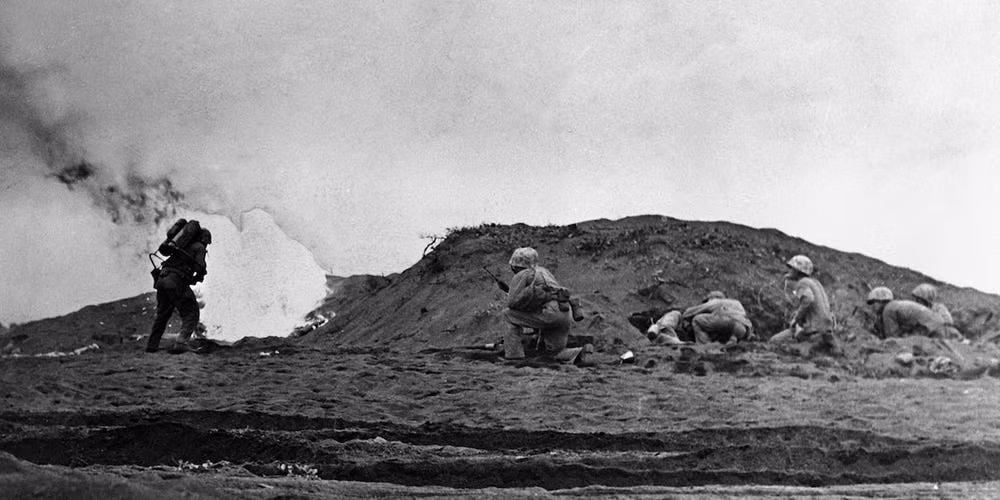 Vào ngày 19/2/1945, thủy quân lục chiến Mỹ đổ bộ lên Iwo Jima. Theo đó, trận chiến Iwo Jima chính thức diễn ra.