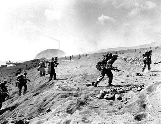 Thế nhưng, lực lượng Mỹ đã làm được điều mà Nhật Bản không thể ngờ đến. Với hàng ngàn thủy quân lục chiến tinh nhuệ với ý chí chiến đấu kiên cường cộng thêm những vũ khí "khủng", lính Mỹ từng bước đẩy lui lực lượng Nhật Bản.