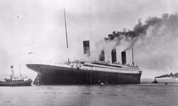Ngày 15/4/1912 trở thành ngày định mệnh đối với tàu Titanic. Sau khi đâm vào tảng băng trôi, con tàu chìm xuống đáy biển Bắc Đại Tây Dương. Vụ chìm tàu này khiến hơn 1.500 người thiệt mạng và khoảng 700 người sống sót. Trong số những người tử nạn cùng con tàu xấu số có thuyền trưởng tàu Titanic là Edward Smith.