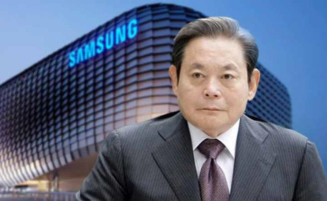 Nhà họ Lee là gia tộc sở hữu Samsung - đế chế kinh doanh lớn nhất Hàn Quốc. Tập đoàn này ra đời vào năm 1938, khi đó là một công ty thương mại xuất khẩu rau, trái cây và cá do Lee Byung-chull sáng lập.