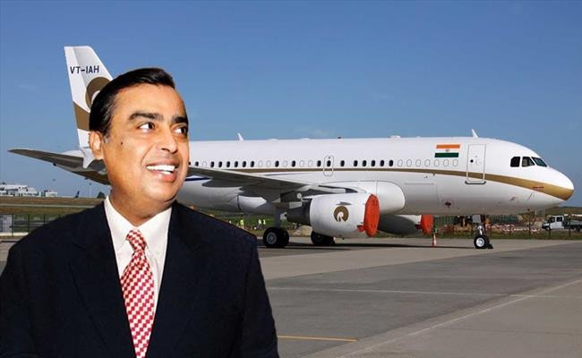 Trung tâm của gia tộc này là Mukesh Ambani. Ông và em trai Anil Ambani được thừa kế cơ nghiệp vào năm 2002, khi cha họ - ông Dhirubhai Ambani, người sáng lập Reliance Industries qua đời mà không để lại di chúc.