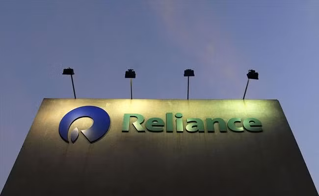 Tranh chấp giành tài sản nổ ra giữa hai anh em khiến mẹ của họ buộc phải chia Reliance làm đôi.