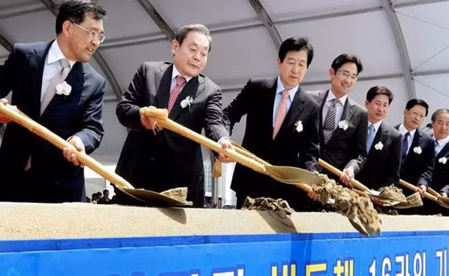 Sau khi Lee Byung-chull qua đời năm 1987, con trai thứ ba của ông - Lee Kun-hee tiếp quản cơ nghiệp của gia đình, đưa Samsung trở thành một trong những tập đoàn hàng đầu thế giới.