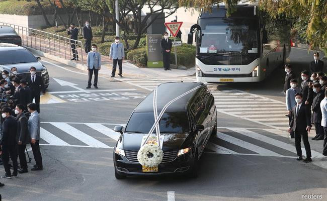 Tháng 10/2020, ông Lee Kun-hee qua đời sau nhiều năm nằm viện vì bệnh tim, để lại tập đoàn cho thế hệ thứ ba nhà họ Lee - gồm con trai duy nhất Jay Y. Lee và hai con gái.