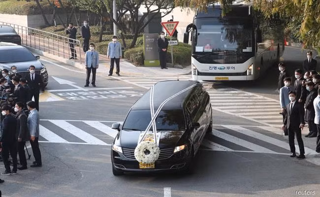 Tháng 10/2020, ông Lee Kun-hee qua đời sau nhiều năm nằm viện vì bệnh tim, để lại tập đoàn cho thế hệ thứ ba nhà họ Lee - gồm con trai duy nhất Jay Y. Lee và hai con gái.