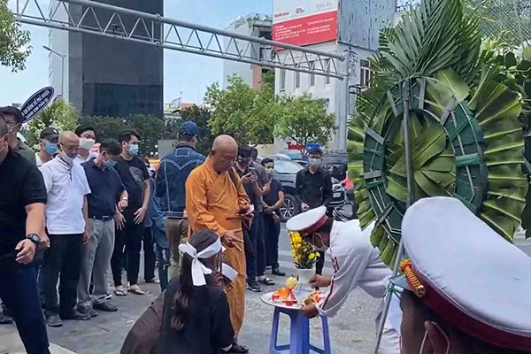 Sư thầy thực hiện nghi lễ an táng cho cố diễn viên.