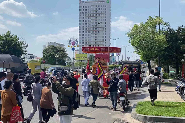 Lúc 14h, quan tài cố diễn viên được đưa ra xe về Trung tâm Hoả táng Bình Hưng Hoà, TP.HCM. 