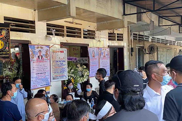 Đông đảo của bạn bè, người hâm mộ đến nhà tang lễ để đưa tiễn linh cữu cố diễn viên về nơi an nghỉ cuối cùng.